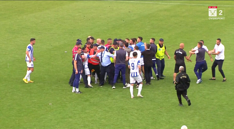 (VIDEO) Skandal në futbollin e Shqipërisë, tifozët e Tiranës futen në fushë, sulmojnë arbitrin