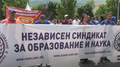 (VIDEO) Mësuesit protestojnë kundër bashkimit të lëndëve, kërkojnë edhe paga më të larta