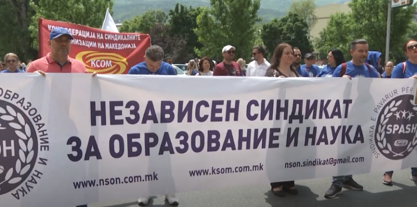 (VIDEO) Mësuesit protestojnë kundër bashkimit të lëndëve, kërkojnë edhe paga më të larta
