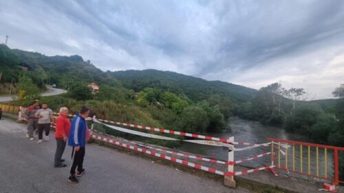 Një makinë ka përfunduar në ujërat e lumit Vardar