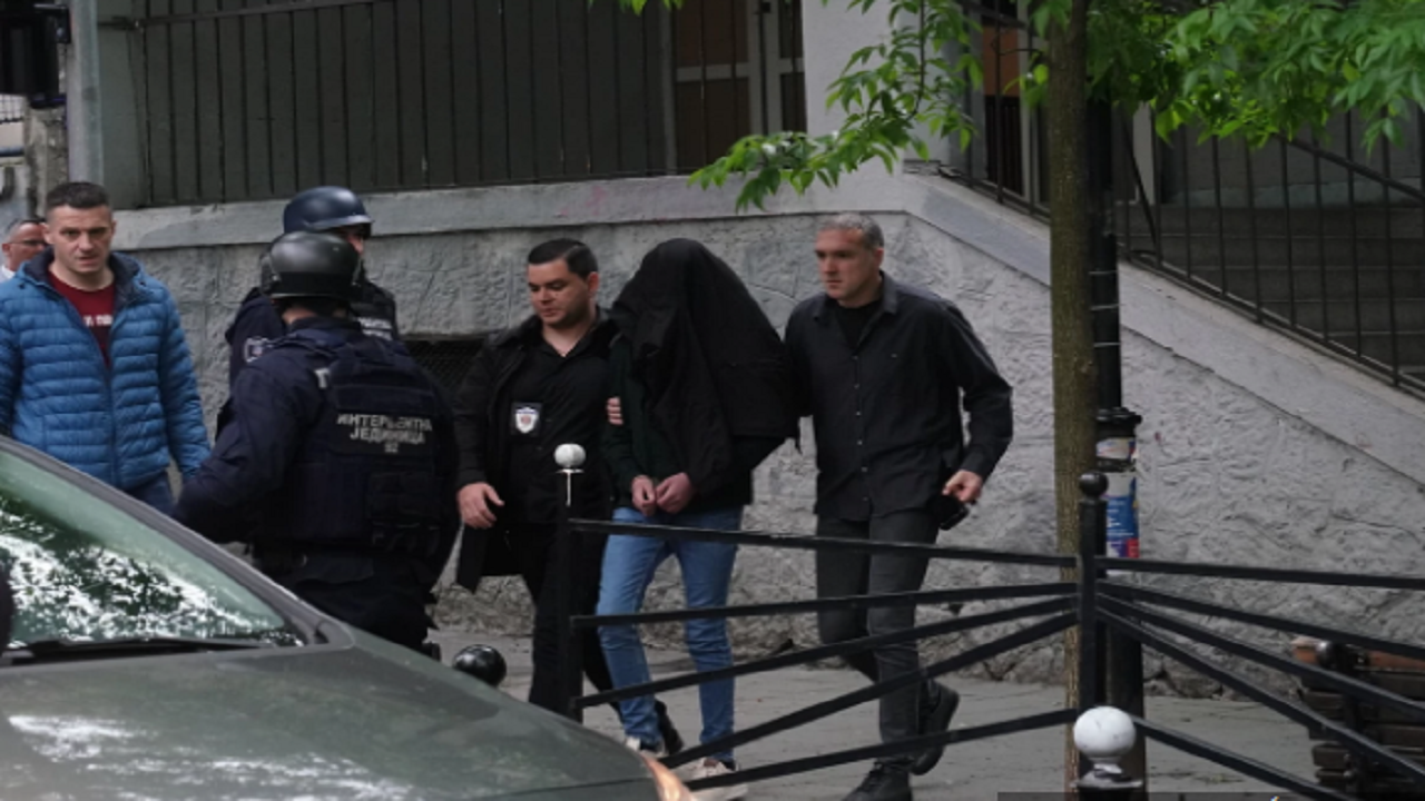 Publikohen pamjet e arrestimit të adoleshentit që vrau tetë nxënës dhe një roje në një shkollë fillore në Beograd