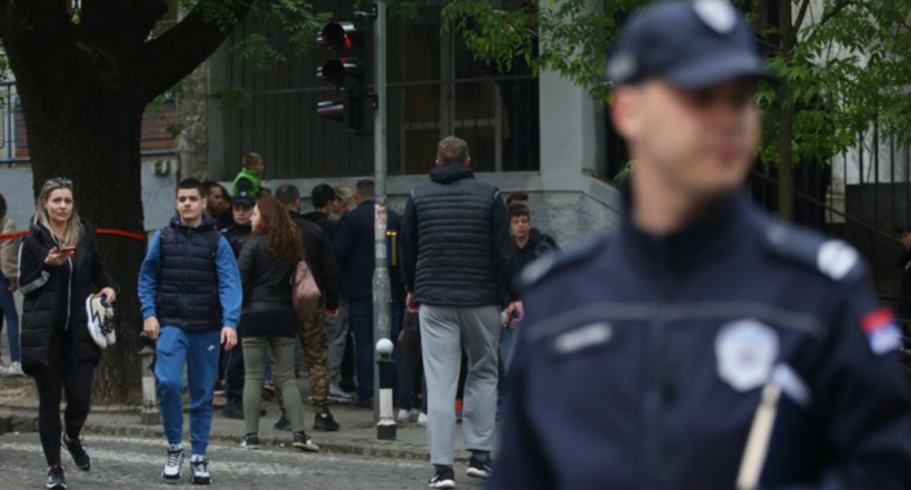 Shkonte me të në poligon qitjeje, arrestohet babai i 14-vjeçarit që terrorizoi Beogradin