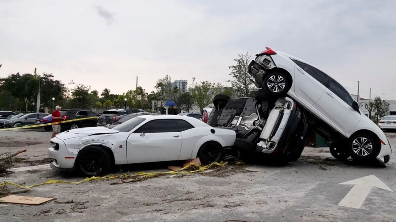 Tornado e fuqishme në Florida dhe Virginia, era përmbys makinat dhe dëmton shtëpitë