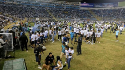 Përplasje mes tifozëve në një stadium në El Salvador, të paktën 12 të vdekur