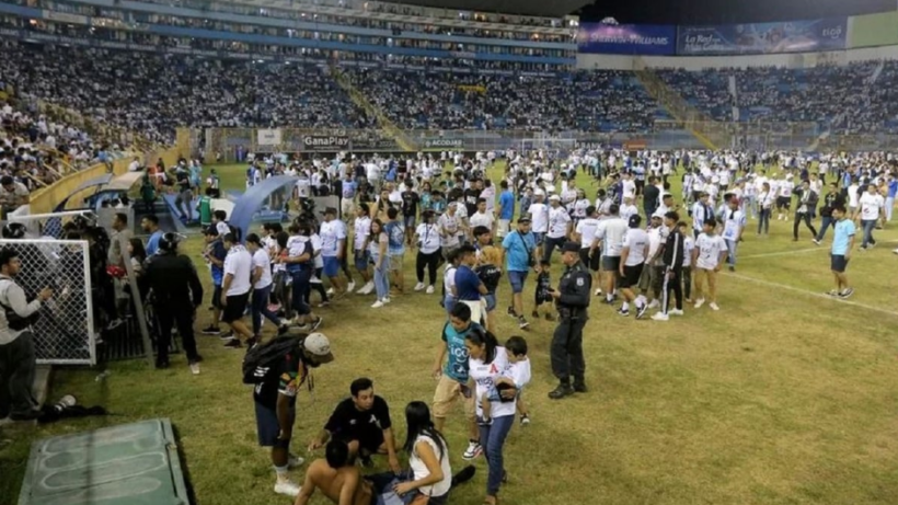 Përplasje mes tifozëve në një stadium në El Salvador, të paktën 12 të vdekur