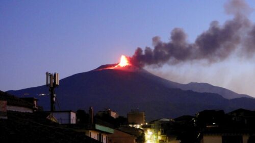 Shpërthen vullkani Etna, panik në Itali. Qyteti mbulohet nga hiri, autoritetet marrin vendimin urgjent