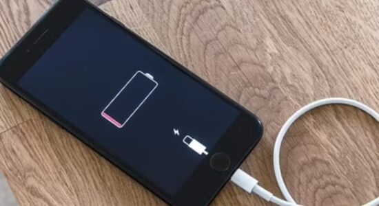 Përdorues të iPhone-it po ankohen se përditësimi iOS 16.5 po ua ‘shterë’ baterinë në telefonat e tyre