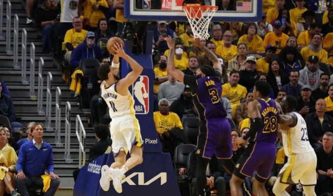 Clay Thomspon shënon 30 pikë, Warriors barazon serinë me Lakers (VIDEO)