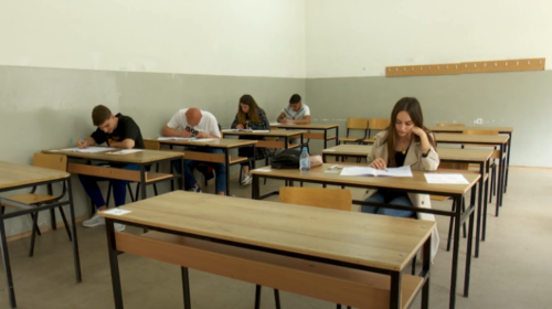 (VIDEO) 15 mijë e 620 maturantë i nështrohen testit të parë të maturës