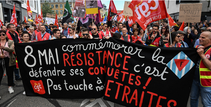 Mijëra demonstrues kundër reformës së pensioneve marshojnë gjatë vizitës së Macron në Lion