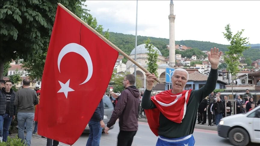 Prizen, mbështetësit e presidentit Erdoğan festojnë suksesin e tij në zgjedhjet presidenciale