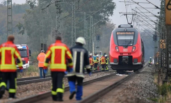 Treni përplas për vdekje dy persona në Gjermani