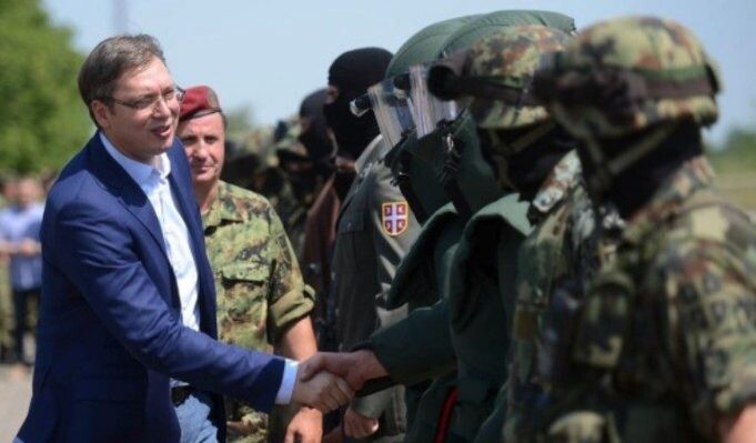 Tensionet në Mitrovicë/ Media serbe: Vuçiç urdhër ushtrisë që të jetë gati dhe të niset drejt kufirit me Kosovën