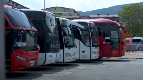 (VIDEO) Çmimet e naftës ulen, çmimet e biletave mbeten të larta