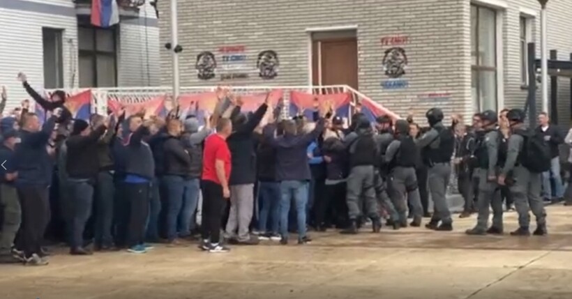 Protestuesit mbajnë duart lart – Zeqiri hyn në komunën e Zubin Potokut (VIDEO)