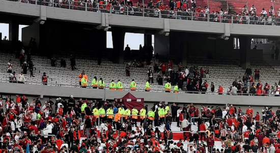 Tragjedi në Argjentinë, tifozi i River vdes në stadium, braktiset ndeshja