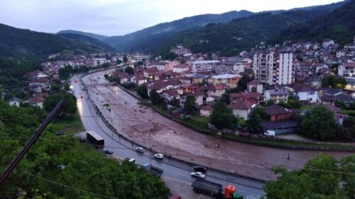 (VIDEO) Shirat e vazhdueshëm kanë shkaktuar dalje të lumenjve nga shtratet