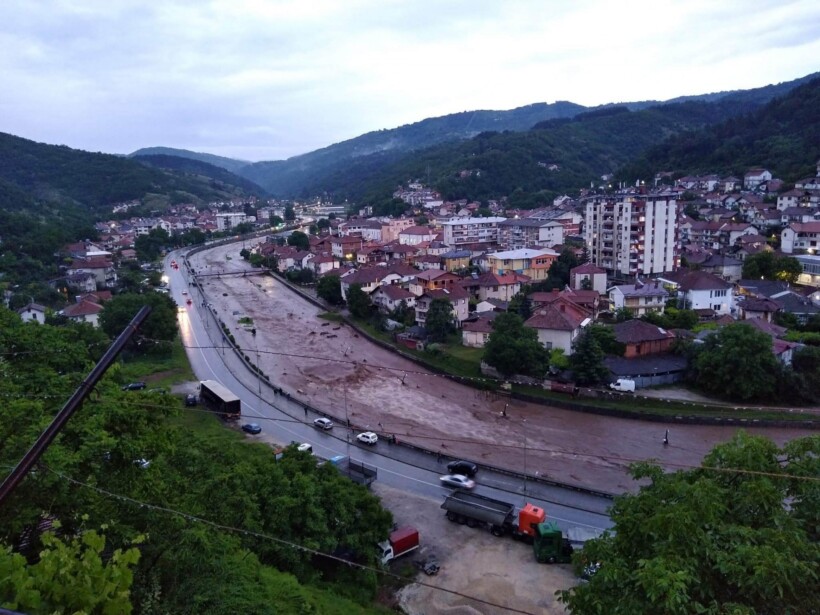 (VIDEO) Shirat e vazhdueshëm kanë shkaktuar dalje të lumenjve nga shtratet
