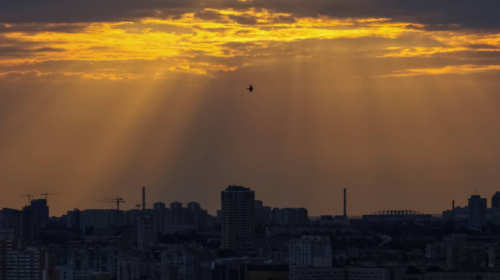 Alarm mbarëkombëtar për sulmet ajrore ruse në Ukrainë, shpërthime në disa zona