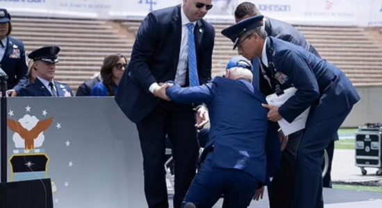(VIDEO) Ndodh sërish! Biden rrëzohet në një ceremoni diplomimi në Kolorado
