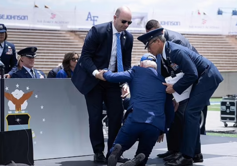 (VIDEO) Ndodh sërish! Biden rrëzohet në një ceremoni diplomimi në Kolorado