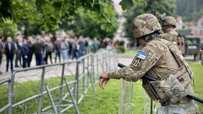 Nuk reaguan kur u sulmuan, por KFOR-i dënon dhunën ndaj gazetarëve në veri