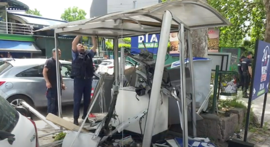 (VIDEO) Ekspoziv bankomatit në Butel, shpëtojnë paratë dëmtohen tre makina
