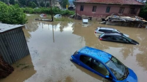 Dellçeva shndërohet në liqen pas stuhisë që goditi qytetin mbrëmë!