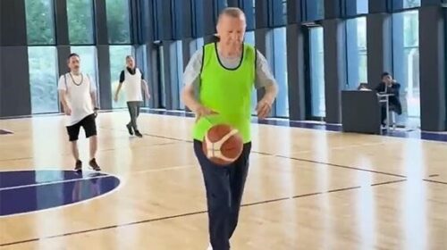 Publikohet video e presidentit Erdoğan duke luajtur basketboll në mënyrë rekreative