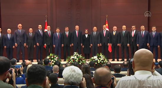 (VIDEO) Turqi, presidenti Erdogan shpalos kabinetin e ri