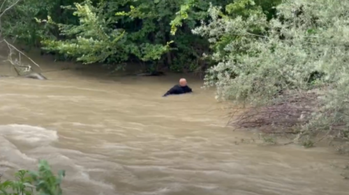 (VIDEO) Vazhdon kërkimi për tre personat e zhdukur në lumin Lepenc