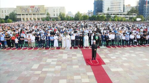 Tiranë, falet namazi i Kurban Bajramit në sheshin “Skënderbej”