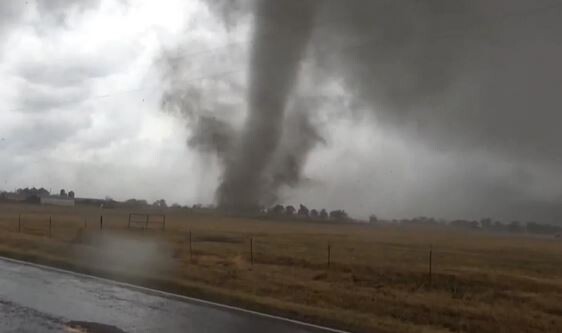 Tornadot vrasin tre persona dhe shkaktojnë dëme të mëdha në Teksas