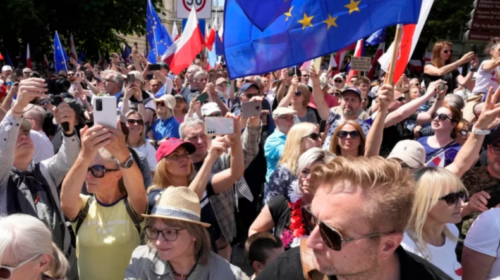 Poloni, qindra mijëra vetë protestojnë kundër qeverisë