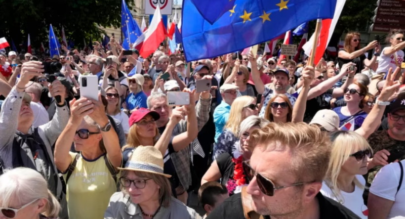 Poloni, qindra mijëra vetë protestojnë kundër qeverisë