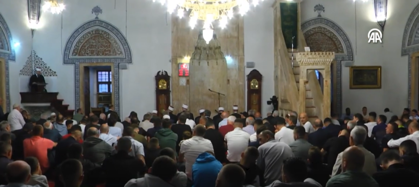 (VIDEO) Dita e parë e Kurban Bajramit, besimtarët falen dhe festojnë