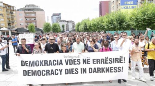 “Demokracia vdes në errësirë”, mediat protestojnë në mbështetje të Klan Kosovës