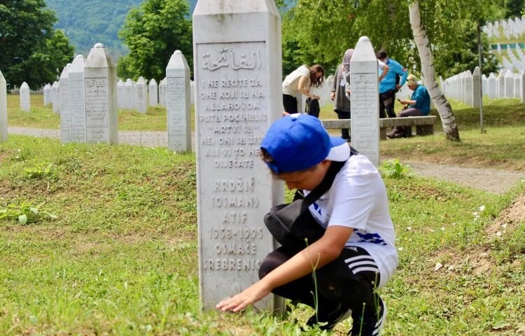 Kim Mehmeti: Zyrtarët serbë e ‘vazhdojnë’ gjenocidin e Srebrenicës!