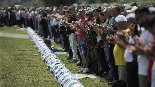 Potoçari, falet namazi i xhenazes për 30 viktima të Gjenocidit të Srebrenicës