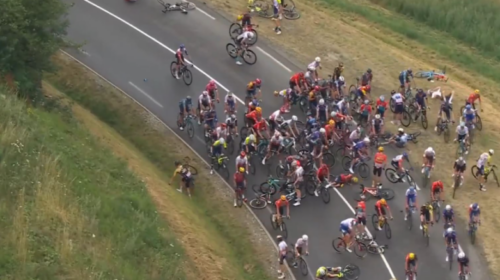 (VIDEO) Përplasje masive në “Tour de France”, rreth 30 çiklistë të plagosur, dy në gjendje të rëndë