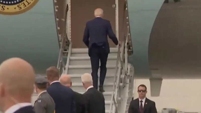 Biden rrëshqet përsëri në shkallët e aeroplanit presidencial