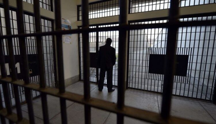 Iku nga burgu, dhe vodhi kasafortë brenda një hoteli në Shkup