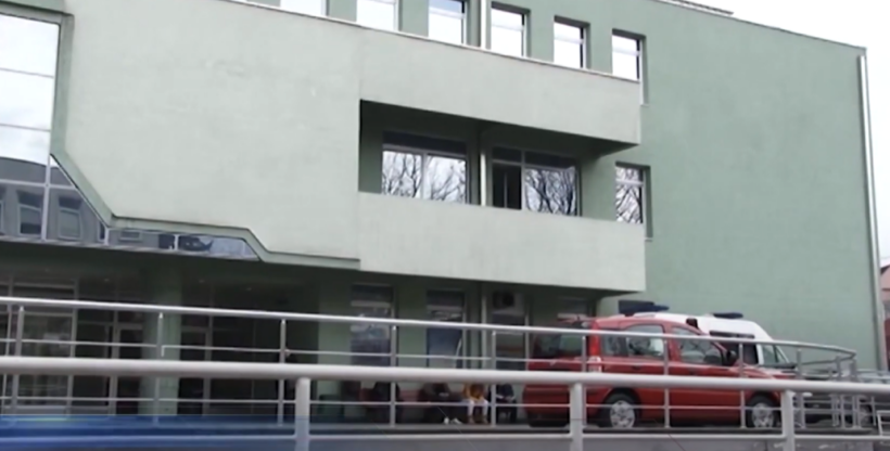 (VIDEO) Një lehonë hidhet nga kati i parë i klinikës së Gjinekologjisë në Shkup