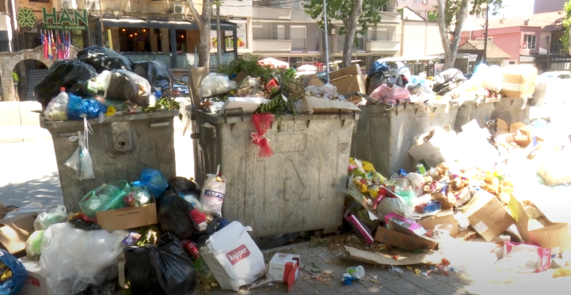 (VIDEO) Mbeturinat përmbysin Shkupin, punëtorët e Higjienës Komunale vazhdojnë protestën