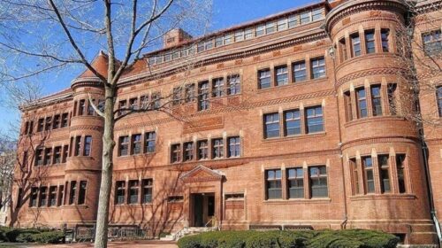 Universiteti i Harvardit përballet me padi, akuzohet për favorizimin e studentëve të bardhë