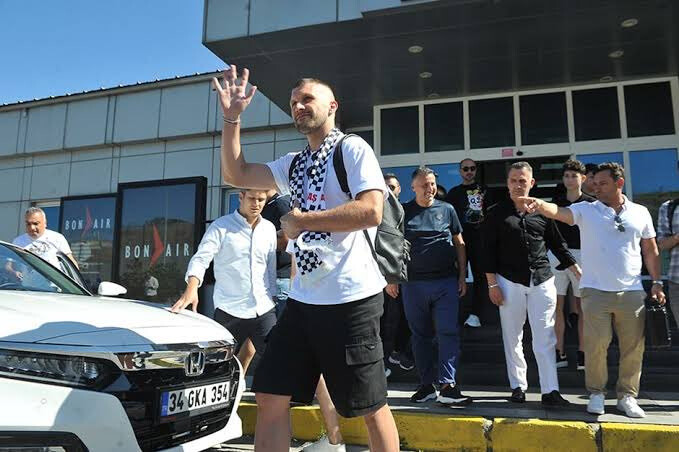 Zyrtare: Besiktas transferon Rebicin nga Milani