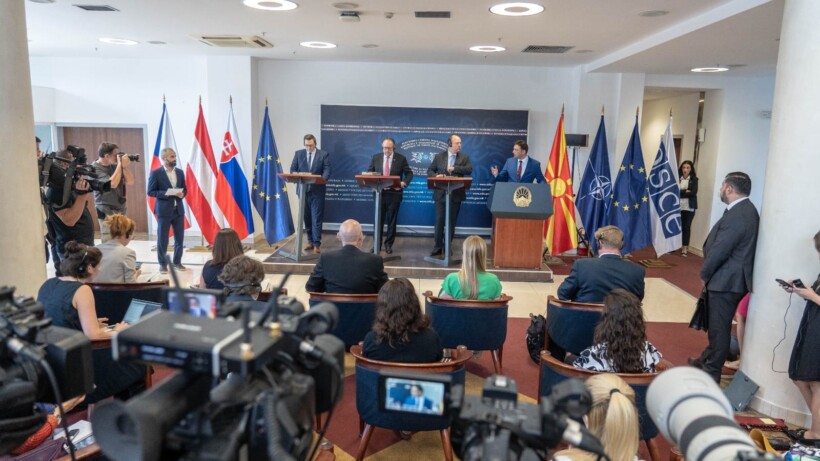 (VIDEO) Të dërguarit e Borrellit vizitojnë Shkupin: Duhet punuar fort në rrugën e BE-së