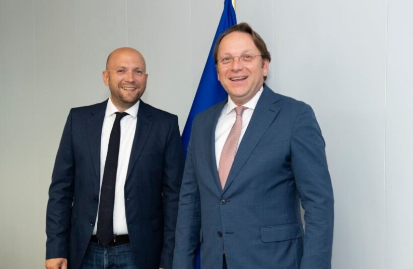Varhelyi takohet me Sarrazinin, diskutojnë për integrimin e Ballkanit Perëndimor në BE