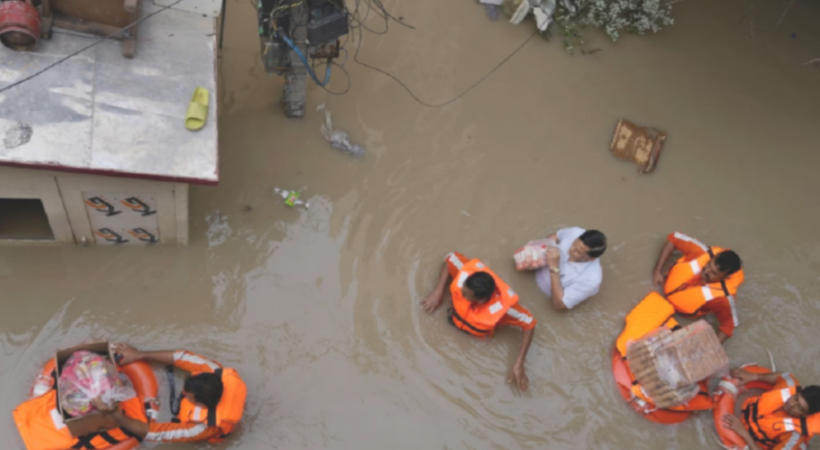 Të paktën 24 të vdekur nga vërshimet dhe rrëshqitja e dheut në Indi