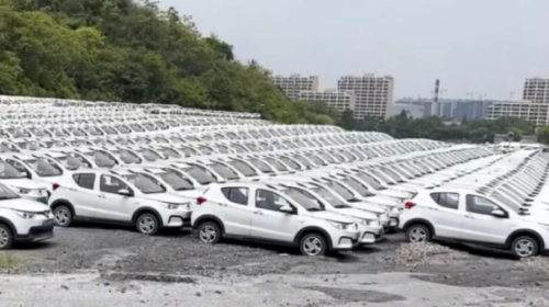 (VIDEO) Pse ka kaq shumë “varreza të automjeteve elektrike” në Kinë?
